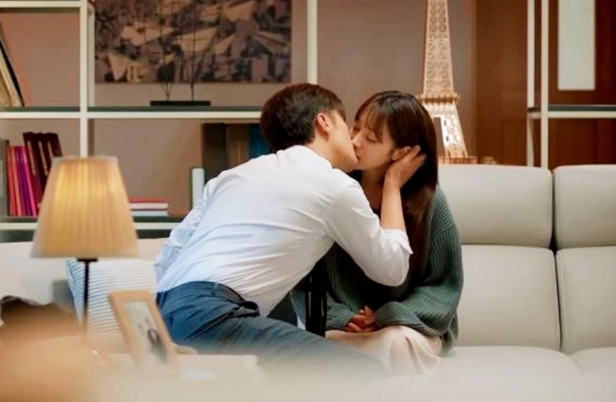 soompi's tweet photo. #SungHoon And #JungYooMin Reconcile With A Tearful Kiss In "#PerfectMarriageRevenge"
https://t.co/qLby4Zw6cX https://t.co/YAo5EaMkTx
