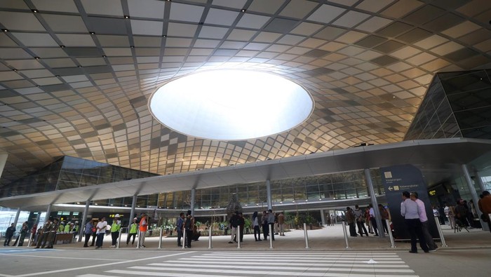 #Foto Bandara Internasional Dhoho Kediri segera beroperasi. Yuk lihat kondisi di dalam bandara!

>> dtk.id/NpJ8wN

Foto: ANTARA FOTO/Prasetia Fauzani