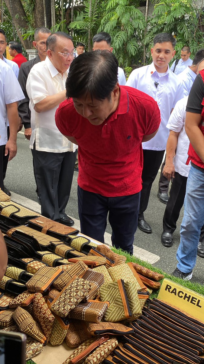 31milmovement's tweet photo. President @bongbongmarcos looks at a display of locally made handicrafts.
#BagongPilipinas
#ProduktongPinoy
#SarilingAtin
πKadiwa ng Pangulo Event, San Miguel, Manila https://t.co/Tm4BYQ3Slv