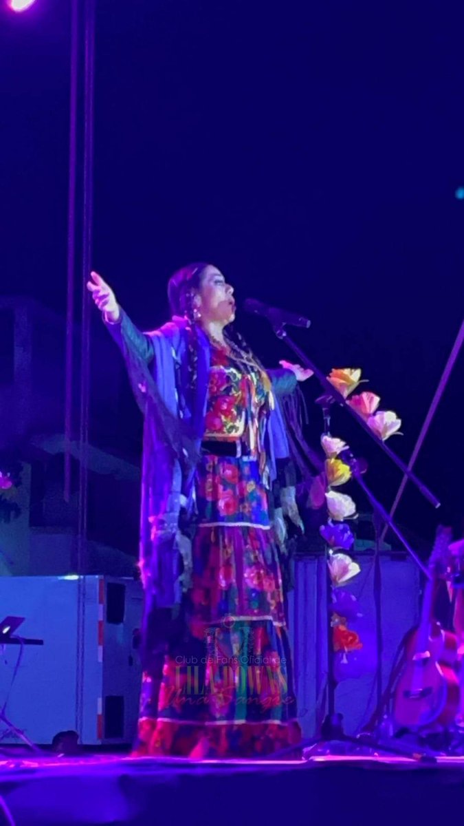 Una_Sangre's tweet photo. Así lució esta noche @liladowns en su presentación en Totolapan, Morelos. https://t.co/F1emstxfYe