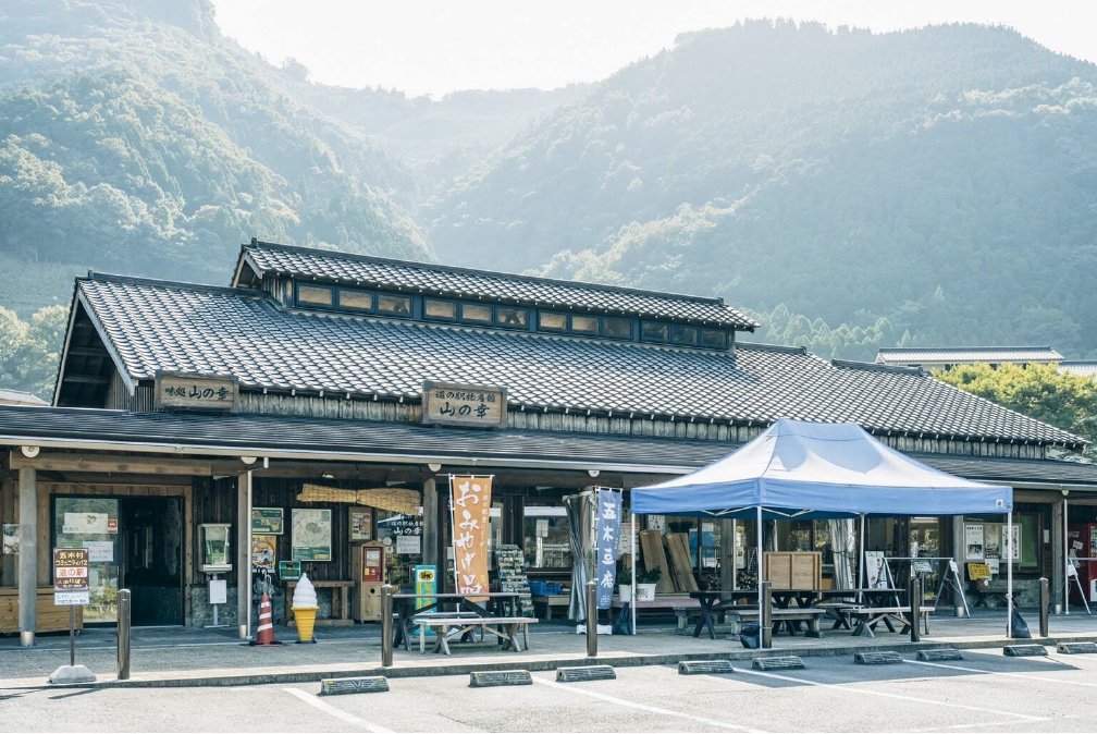 vcountry_jp's tweet photo. 新規販売店情報(熊本県)
#道の駅子守唄の里五木
国道445号ステッカー
九州を代表する酷道の一つ国道445号ステッカーが、その酷道区間に近い九州山地1000m級の山々に囲まれた五木村の道の駅で販売開始です。もちろん酷道区間を通らず行くことも可能ですのでご安心ください。 https://t.co/OBh1vLvqRi