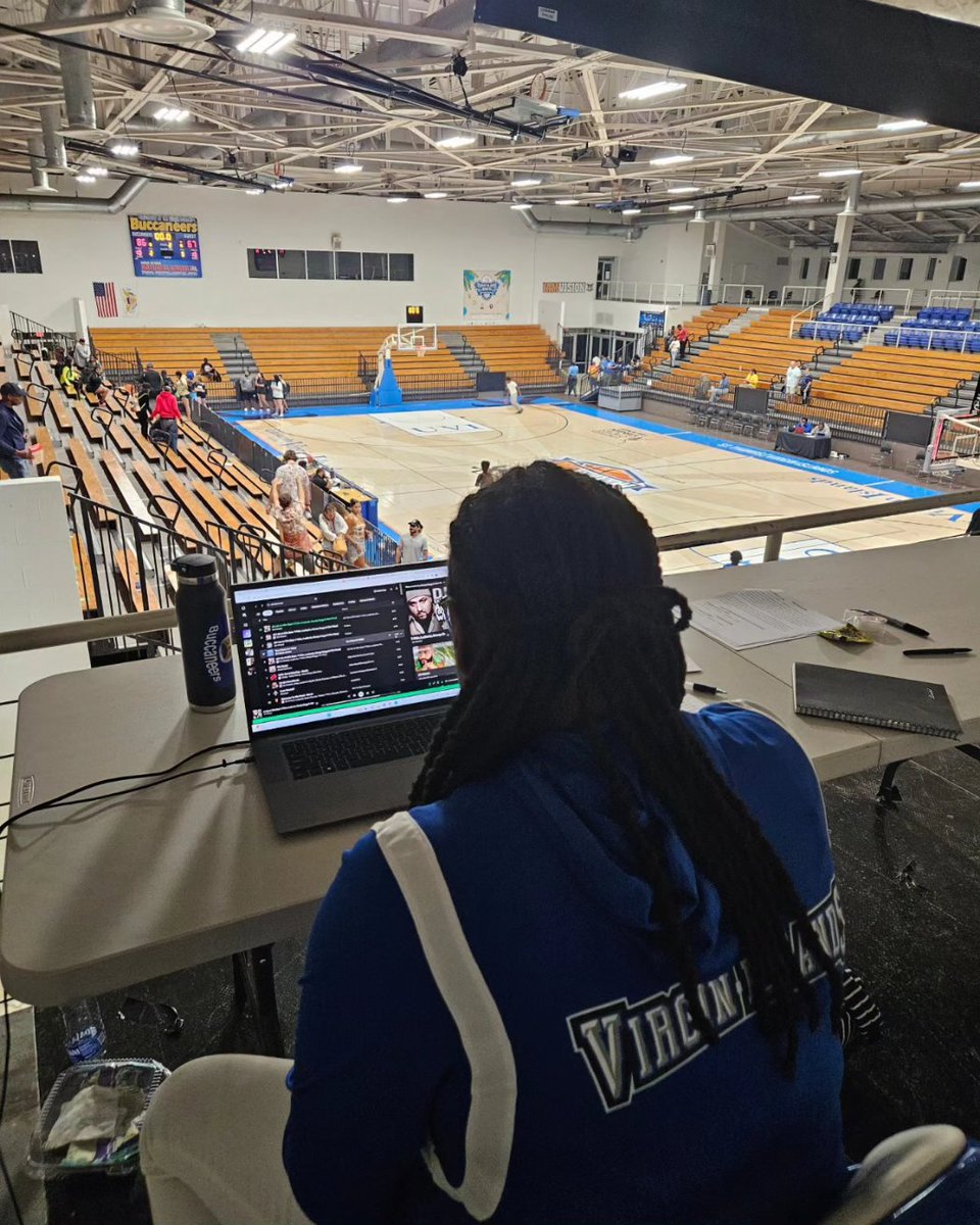 KMCtheWriter's tweet photo. Get you an AD who can do it all! DJ Special K made an appearance tonight and had the house rocking! #SettingTheStandard #OneUVI https://t.co/iGUL5alS6Y