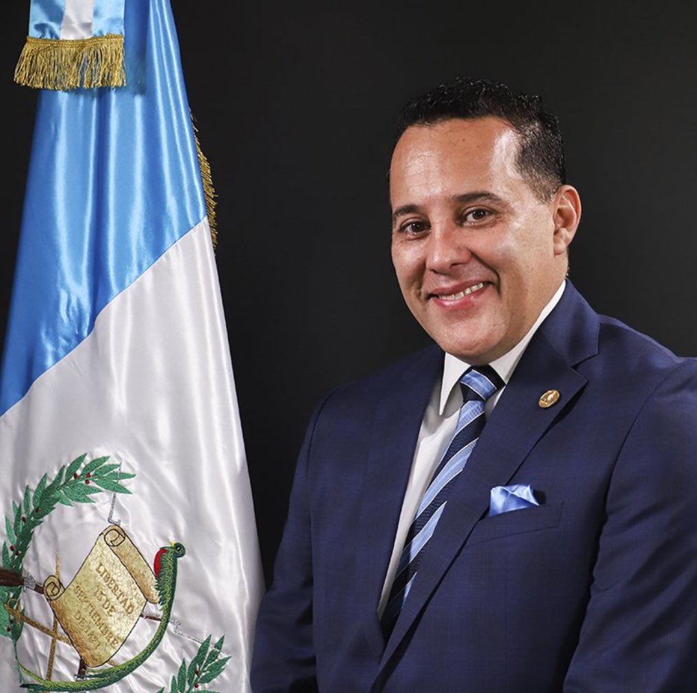 Las contradicciones. Miguel Martínez arremete contra Oenegeros. Pero es el diputado de VAMOS Roberto Calderón, “allegado” a la ONG Conguate , que recibirá Q3 millones de nuestro dinero . No es eso vivir del Estado ? Por qué un diputado oficial recibe dinero público para una ONG?