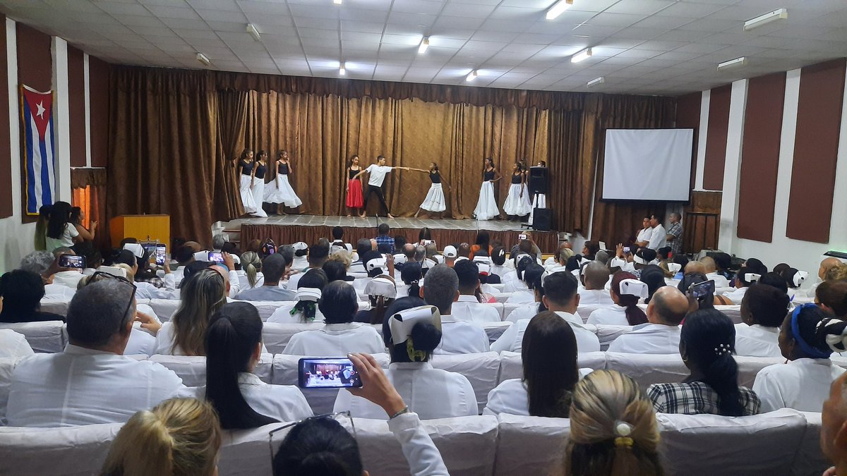Al ritmo y las voces Mariachi con piezas emblemáticas del pentagrama mexicano y danza de la Escuela Vocacional de Arte, se desarrolló el Acto homenaje a los trabajadores de la salud en el hospital Abel Santamaria Cuadrado #PinardelRío. 

#CubaPorLaVida 🇨🇺