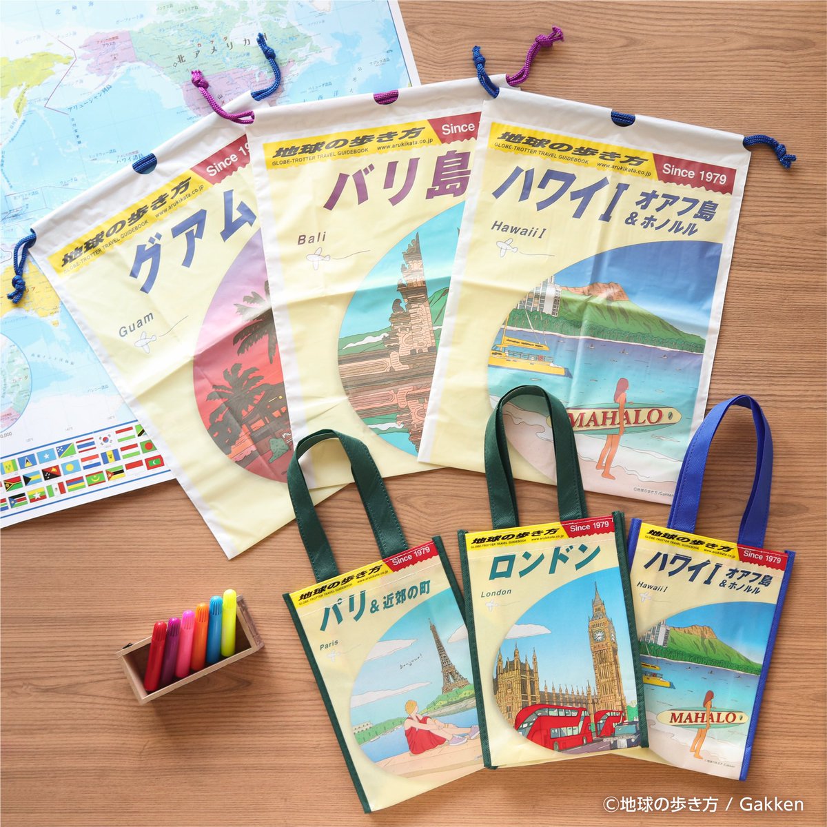 arukikata_book's tweet photo. 旅に役立つ「地球の歩き方」の雑貨が全国の100円ショップで発売となりました🎉
ボタンクリアケース、ジッパー袋、メモ帳、シールなど、おなじみの表紙デザインが旅心をくすぐります💕
「こんな風に使ってみたよ〜」「ここで見つけたよ〜」の投稿もお待ちしております❗️ https://t.co/FNopHS8zFO