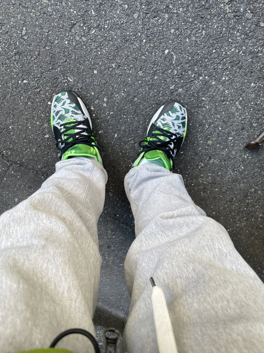 Haman01's tweet photo. これくらいの寒さにはダスパーカーで丁度いいね!
月光グリーンとの相性抜群のナイキ。
#patagonia
#champion
#WINDSTOPPER®
#NIKE
#ZOOMFREAK2 https://t.co/EkWZiO5aOu