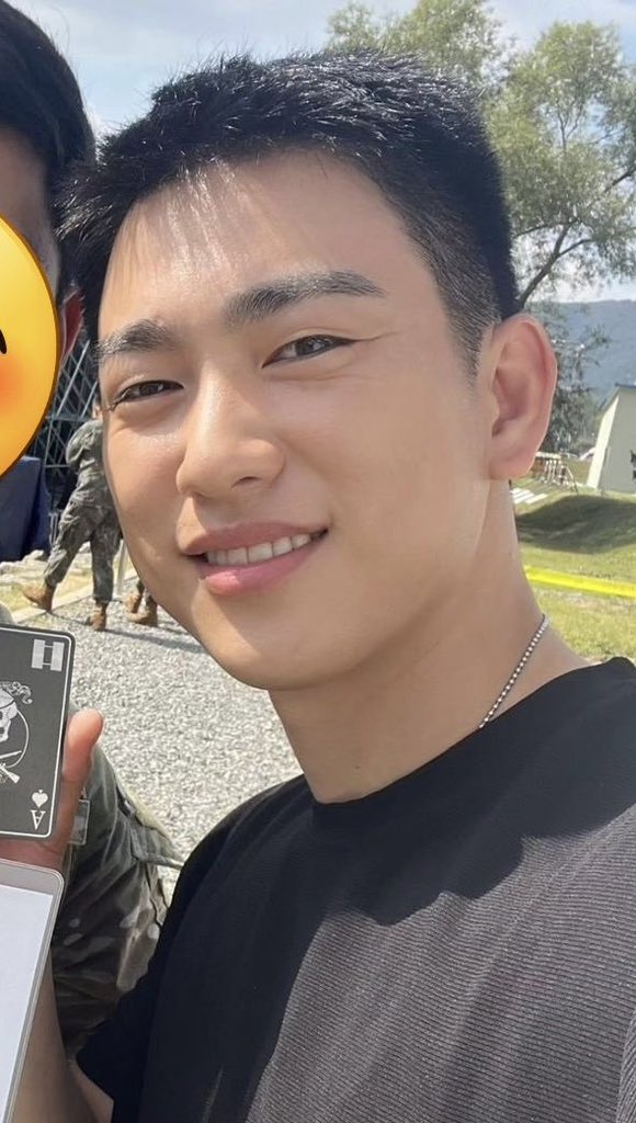 WTF HELLO???????????????????????????????????  JINYOUNG??? 😭😭😭😭