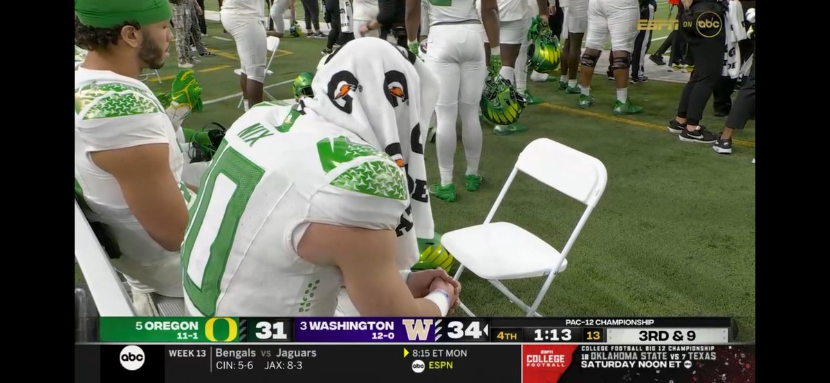dtay15's tweet photo. Bo Nix realizing he’s 45 yo and still hasn’t won anything… https://t.co/fCdEiPIGsY