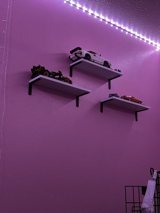 I love my new wall decorations so much I know most of y&rsquo;all don&rsquo;t care but I love it so much just had<a href="/tag/realloyalfans"class="tags"><span>#realloyalfans</span></a>