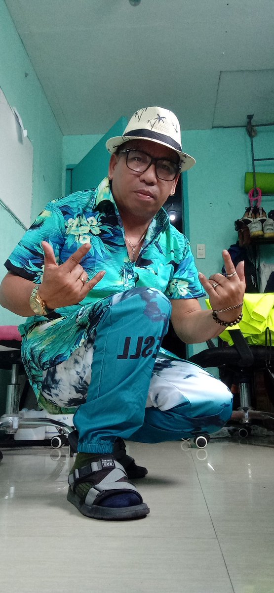 DaniloGuillerm7's tweet photo. Hawaiian outfit let's party people.. https://t.co/hsPM5JzbBD