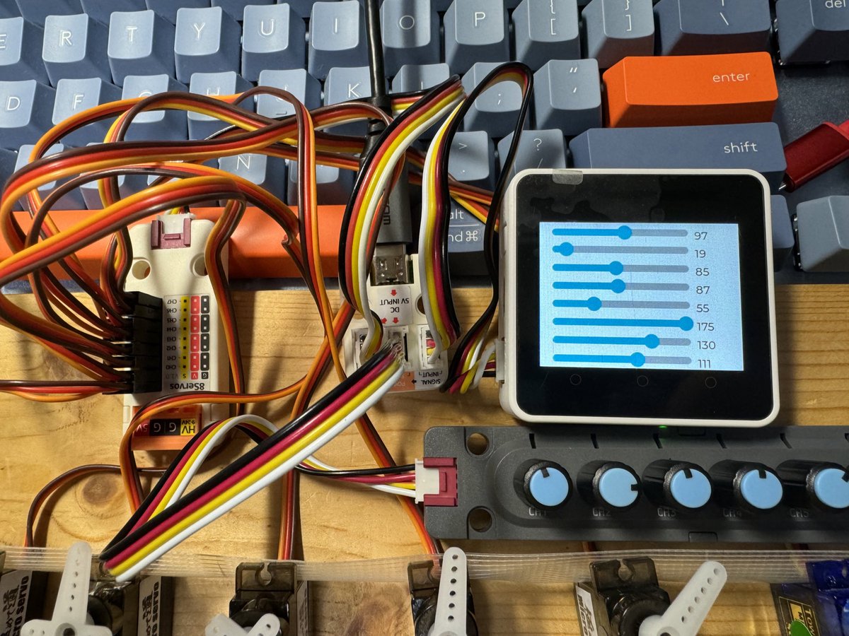 KantenNamako's tweet image. ポテンショメーターとサーボユニット、TypeC2Groveからの電源供給でサーボ動かして遊んでます。あんなものやこんなものが動かせそう‥#M5Stack #Uiflow