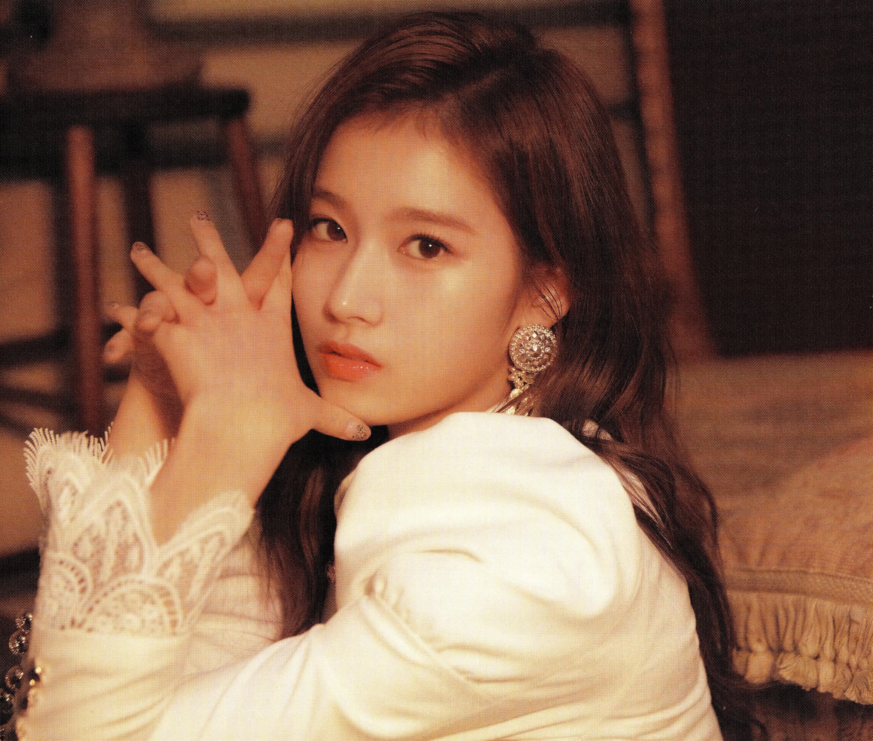 TWICE　写真集　TWICEZINE　2019　SEASON'S Amazon.co.jp: トワイス - TWICE 2019 SEASON'S GREETINGS THE