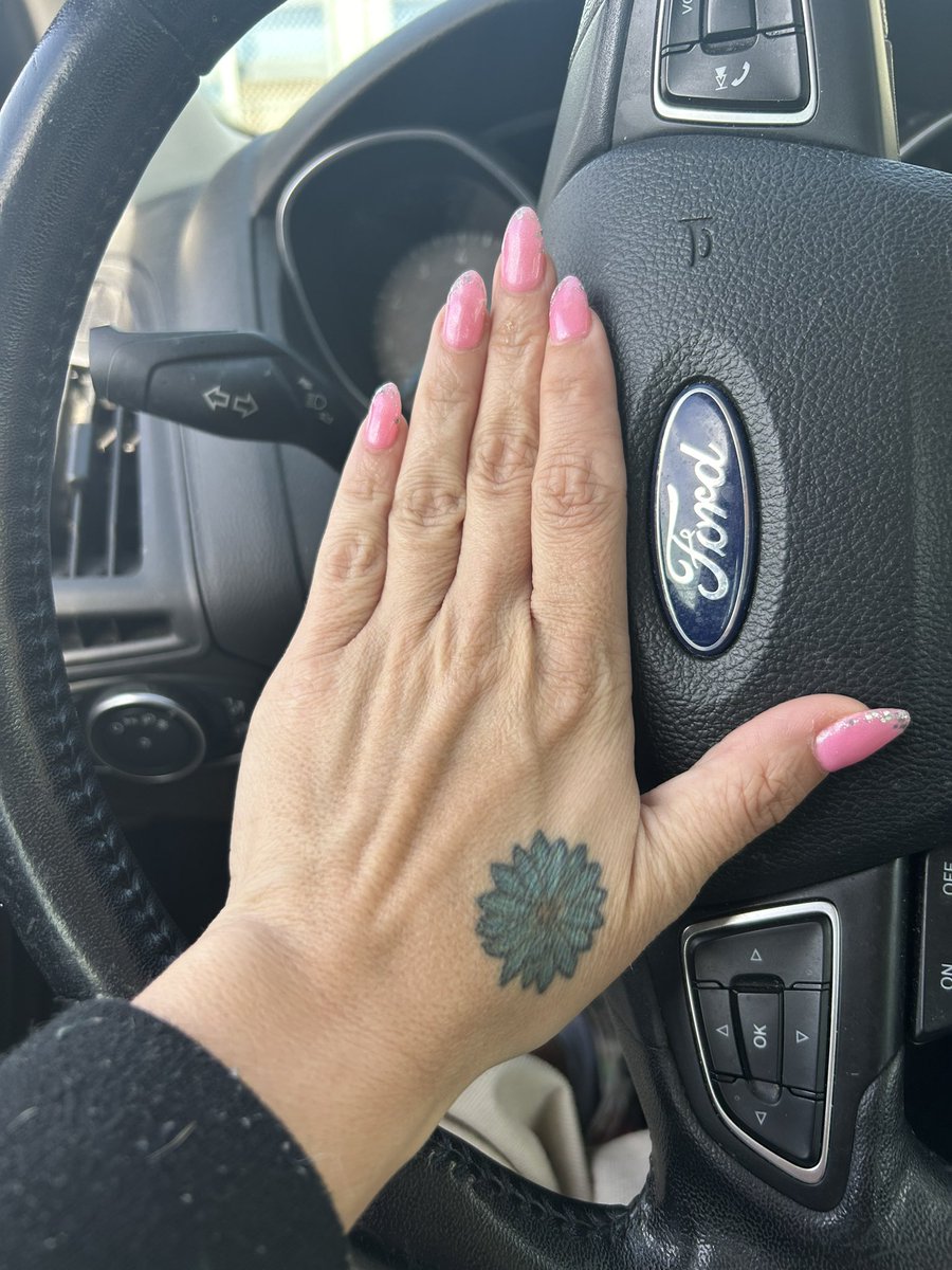 ambershearer184's tweet photo. Best nail job in 2023 #socute #legallyblonde #nails https://t.co/NwxJBPihWI