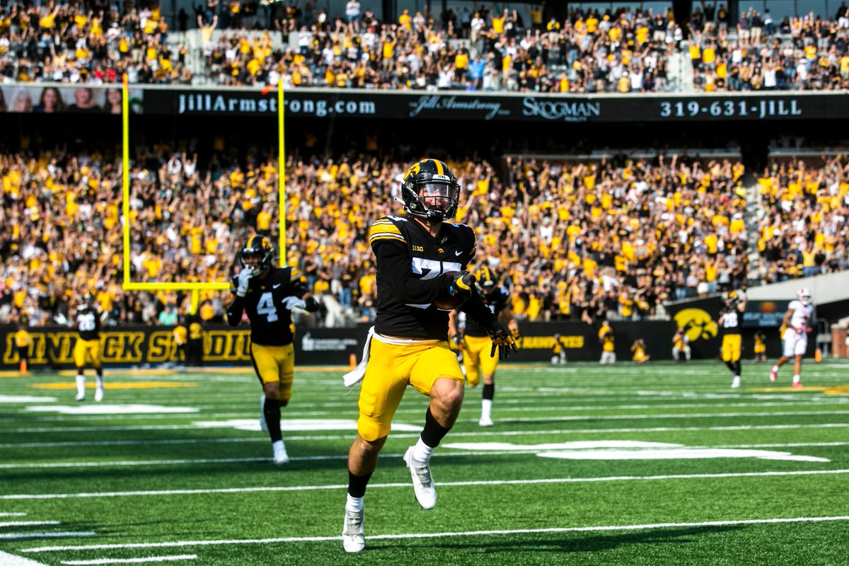 HawkeyeBeacon's tweet photo. A reminder that on September 4, 2021, Riley Moss pick-sixed future Pac-12 Championship MVP and College Football Playoff quarterback Michael Penix Jr. TWICE. https://t.co/iodydplZz3