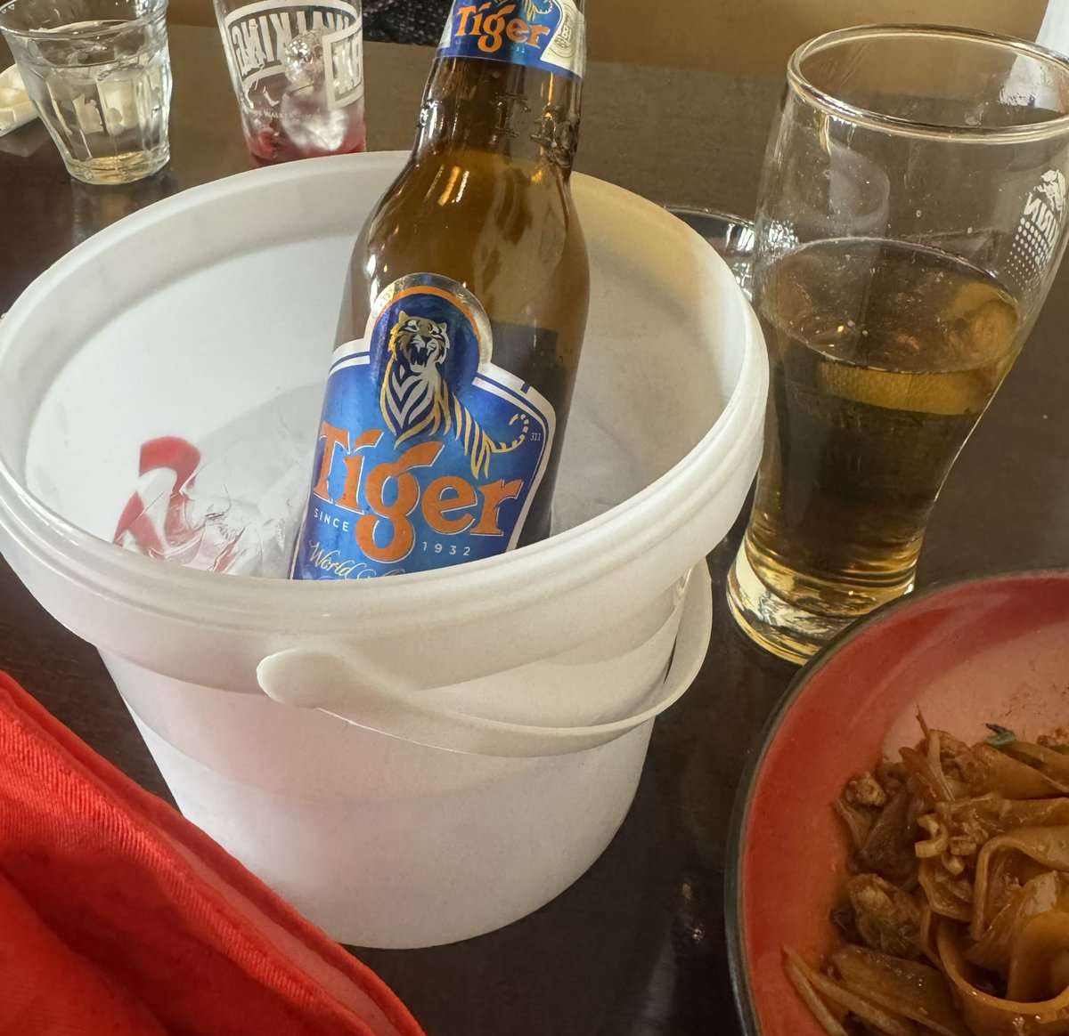 akiynee_'s tweet photo. 会場近くのアジアンなお店で
待機中🍺
お店の方が２本目のビールを
冷やしてくれて
めちゃ嬉しい😍
今日は100番台だし
ライブ用メガネ忘れたけど😢
楽しみたい✨ https://t.co/5jlSu1k6b7
