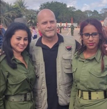 GHNordelo5's tweet photo. ¡Siempre de verde olivo! ¡Felicidades a los combatientes de nuestras gloriosas Fuerzas Armadas Revolucionarias! #Cuba #CDRCuba #SiempreDeVerdeOlivo https://t.co/yaKfdK5HxX