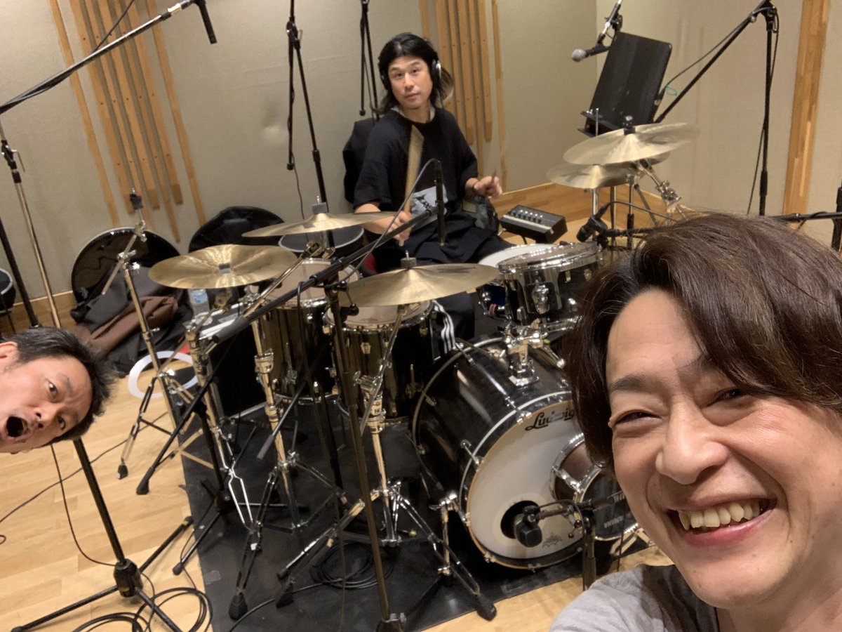 今日は都内の某スタジオにて Newアルバムに収録する とある曲のドラムをレコーディングしています！
やっぱ「生」の音は気持ちいいーーー！
誇太朗ちゃん ありがとーーー！

顔だけ出してる人（笑） にも感謝！