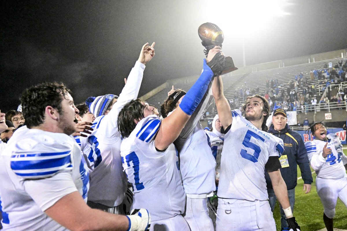 Fairmont Senior hangs on for thrilling 49-48 win over North Marion to claim fourth Class AA state championship in six seasons:

wvmetronews.com/2023/12/02/fai…

#wvprepfb