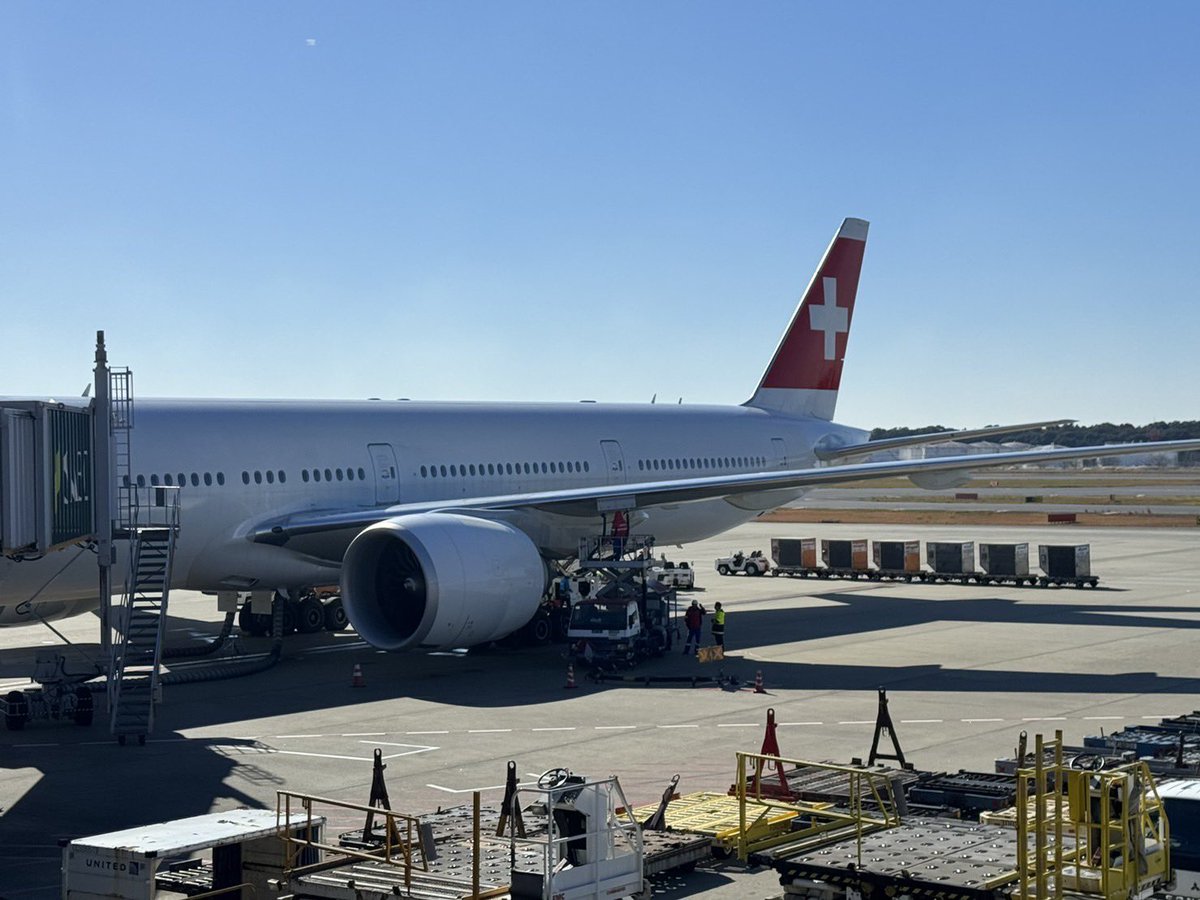 NobleSetagaya's tweet photo. うちのパパはひとまず成田→チューリヒ🇨🇭らしい。常に直行便の羽田→CDGばかりの自分からすれば、なんか羨ましい旅だ！
スイス航空　チューリッヒ https://t.co/kEJ5PQdlVU