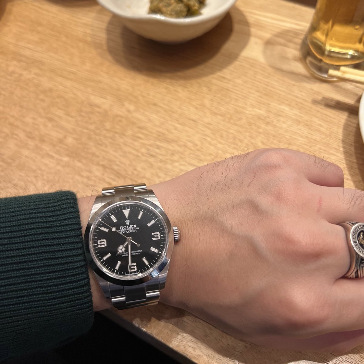 Go_Alessandro55's tweet photo. そんなわけで新しい相棒、エクスプローラーⅠ 40mm。
この上なくシンプルで、タフで、そして美しい。シーンを選ばない汎用性も魅力。
実機を腕に巻いてみて、その隙のない完成度に感動して即決。かなり満たされてしまったので、しばらく時計は買わないかもしれません…。 #rolex #Explorer40 https://t.co/aPAXNR5zES