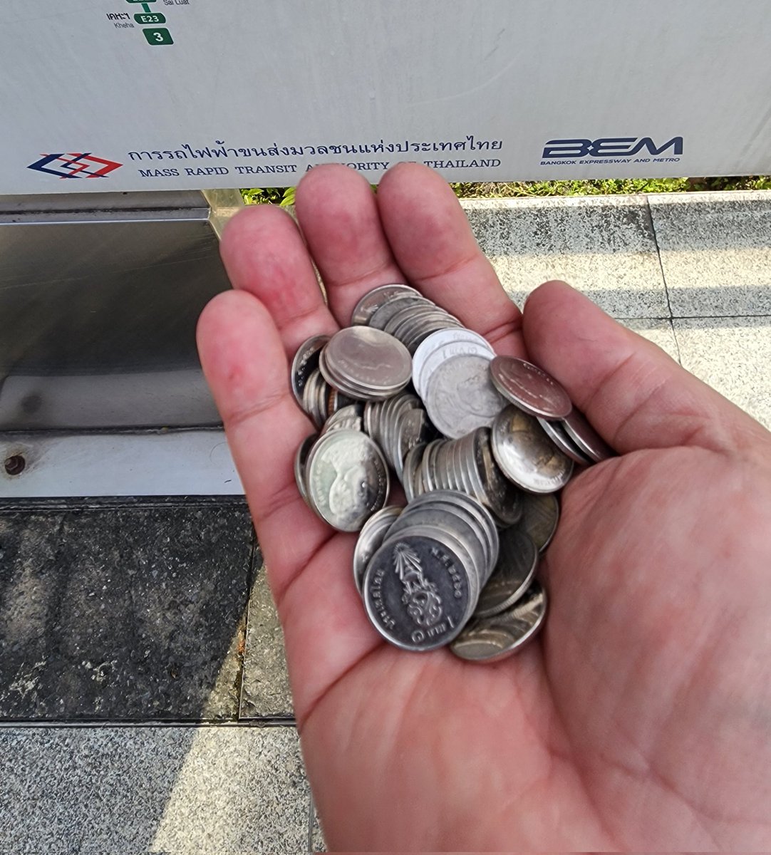 #MRT ใจร้ายมาก ลืมเอาบัตรมา พนง.ก็มีคิวเลยมากดตู้ มีแบงค์ 100 คิดในใจว่าทอนเหรียญหมดก็ไม่เป็นไร เหรียญ 10 เหรียญ 5 ยังเอาไปจ่ายพี่วินได้ แต่แกทำกับฉันได้ เหรียญบาทล้วนๆ 72 บาทคืออะไรก่อน