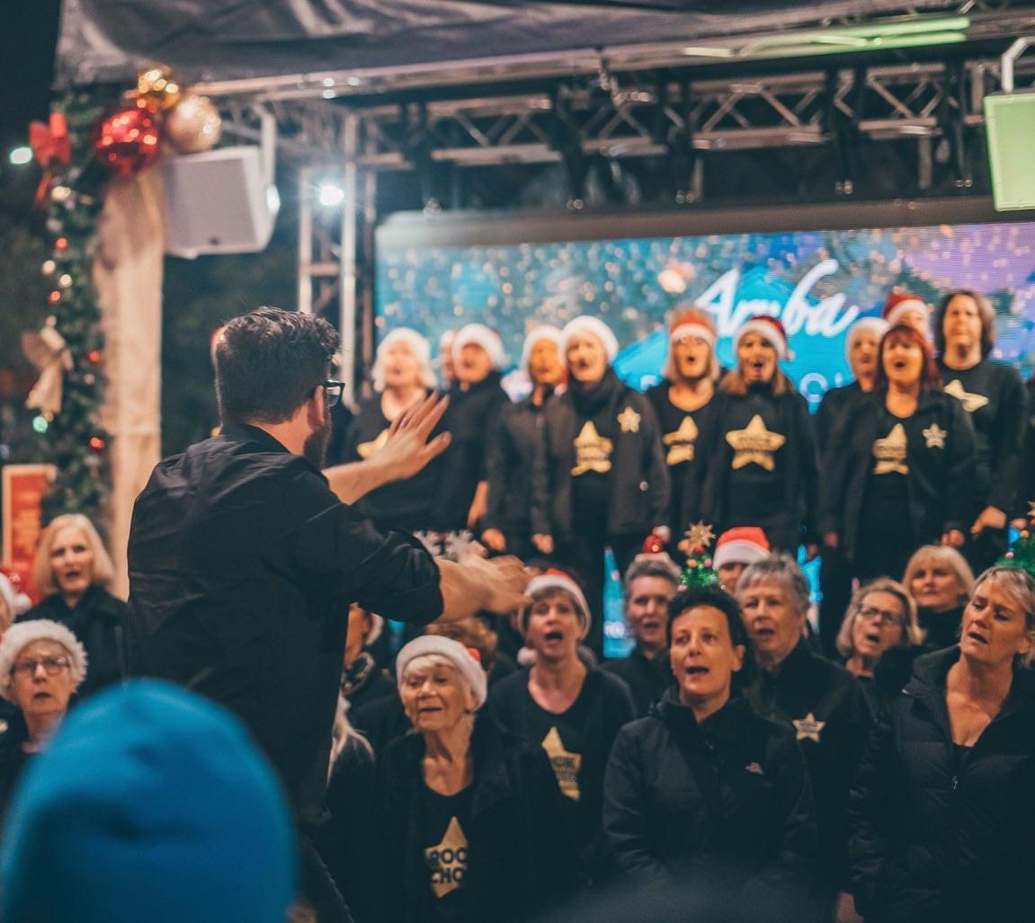 Come and visit us today for the Family Fun Day sing-along. The Local Rock choir will perform outside our Centre from 11am for all of you to enjoy! Don't miss out. 🎅🎵🎄 #lyndhursthighstreet