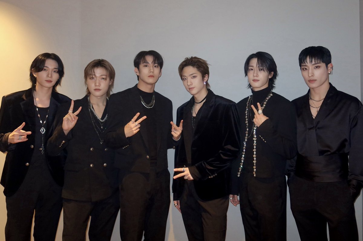 P1H_official's tweet photo. [📸] LA Jingle Ball

P1ece와 함께하는 모든 곳이 P1Harmony에게는 최고의 무대❤‍🔥
Everywhere with P1ece is the best stage for P1Harmony❤‍🔥

#P1Harmony #피원하모니 #P1H #iHeartJingleBall https://t.co/sZvdteX4fC