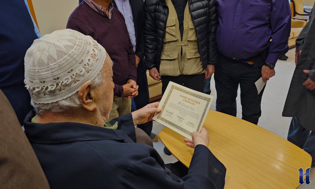 Herkul_Nagme's tweet photo. Amerika çapında faaliyet gösteren College of Pastoral Supervision & Pyschotheraphy kuruluşunun kurucu genel sekreteri Dr. Raymond J. Lawrence ve aynı kuruluşun Respect Graduate School'da eğitim veren  hocaları Dr. Ron Cockroft ve Daniel Davila, M. Fethullah Gülen Hocaefendi’ye Müslüman Manevi Rehber (Chaplain) Sertifikası takdim ettiler.

Sertifikada geçen ifadeler şöyle:

Fevkalade liderliğiniz ve sarsılmaz ilhamınız, sayısız dini rehberi (chaplain) manevi yolculuklarında güçlendirdi ve yükseltti. Hayatınız ve çalışmalarınız dini rehberliğin kalbini ve ruhunu yansıtıyordu.
Âhenkli ve şefkatli bir atmosferin teşkili konusundaki kararlılığınız, insanlığa hizmet etmeye devam edecek bir miras bıraktı.
Hayat modeliniz, manevi bakım ve rehberlik yoluyla insanlara nasıl hizmet edebileceğimizin tohumlarını atmamıza zemin hazırladı.
Minnet ve hayranlıkla.

- Chaplain Dr. Raymond Lawrence (CPSP Kurucusu ve Genel Sekreteri)
- Chaplain Dr. Ron Cockroft (CPE Eğitimcisi ve Müfettişi)
- Chaplain Daniel Davila (CPE Eğitimcisi ve Müfettişi)