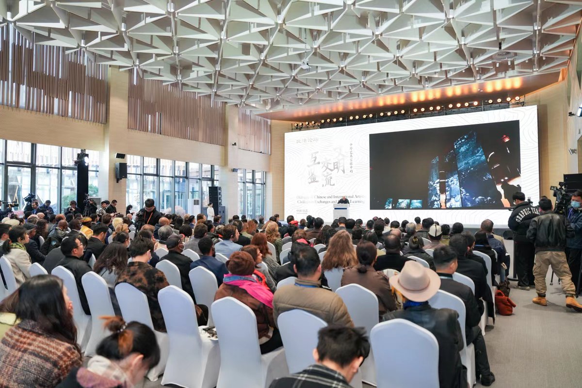 hangzhoufeel's tweet photo. The Dialogue of Chinese and International Artists: #Civilization Exchanges and Mutual Learning kicked off on Dec 2 in #Hangzhou. The Vice Chairman of the China Artist Association delivered the keynote speech on “What Shall We Present to the World.”
#LiangzhuForum https://t.co/nlEC0aw7qb