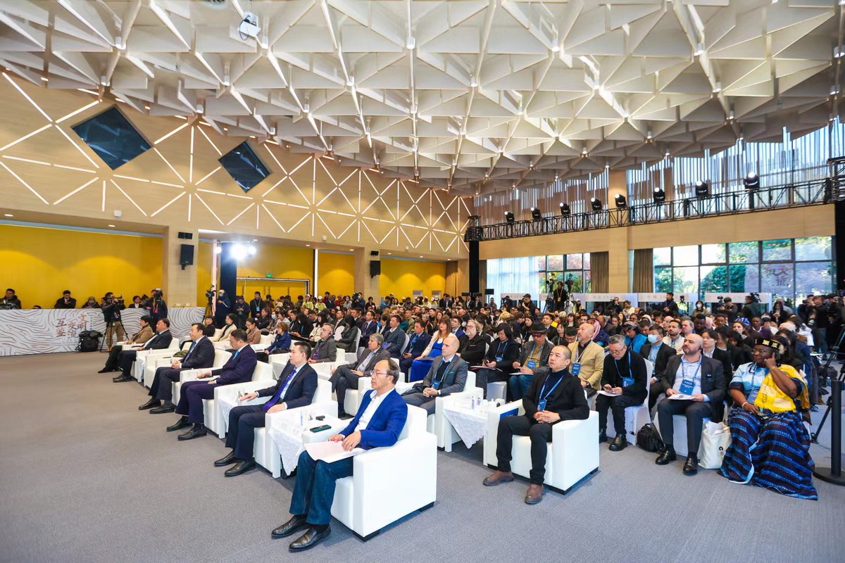 hangzhoufeel's tweet photo. The Dialogue of Chinese and International Artists: #Civilization Exchanges and Mutual Learning kicked off on Dec 2 in #Hangzhou. The Vice Chairman of the China Artist Association delivered the keynote speech on “What Shall We Present to the World.”
#LiangzhuForum https://t.co/nlEC0aw7qb