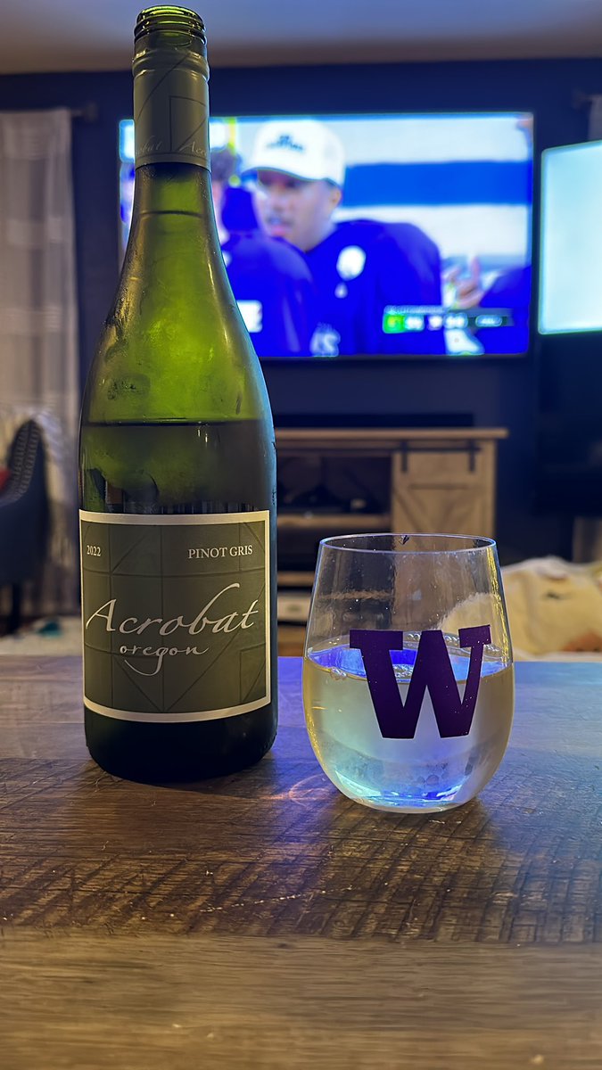 And NOW we drink the #Oregon wine with the green label! Cheer #Dawg fans!!! #Pac12Champs #PurpleReign☔️
 #wawine #orwine