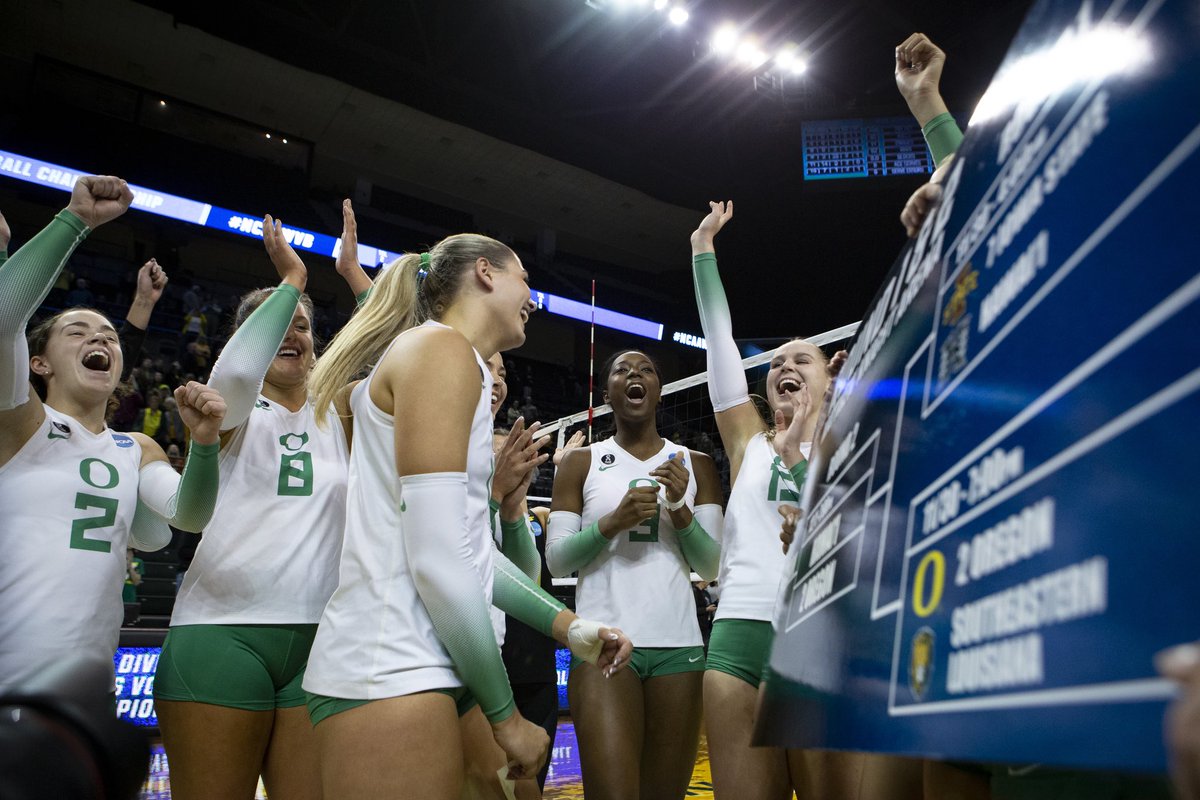LonerganPhoto's tweet photo. The @OregonVB defeated Hawaii in three sets Friday night in the second round of the @NCAAVolleyball tournament at Matthew Knight Arena in Eugene.

For more photos visit: https://t.co/YEKh1AZHfq

@registerguard @rg_ducksports #ncaavolleyball #volleyball https://t.co/wHIxzCAZlv