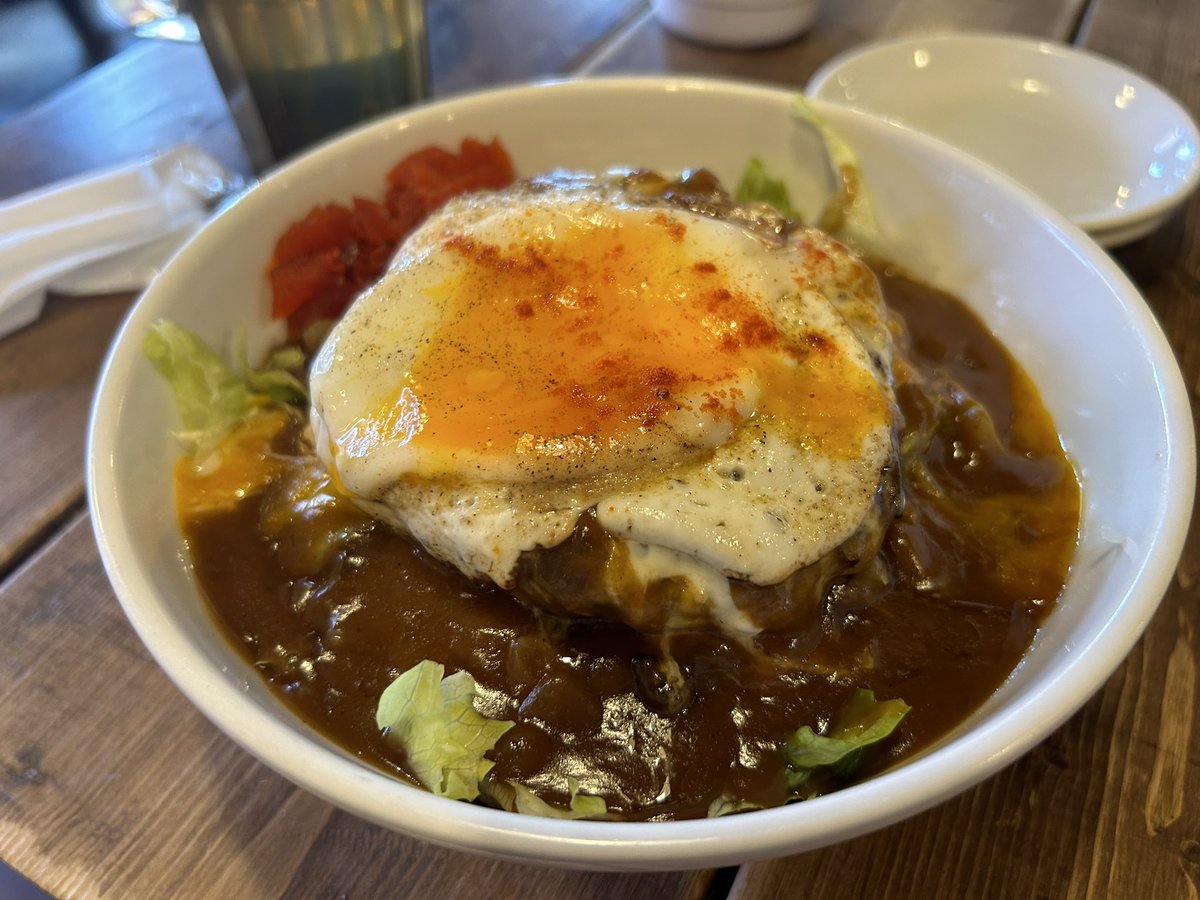 KAIPERIA_rikyu's tweet photo. 本日の昼ごはん!
最近お腹の調子が悪かったので
今日は目一杯食べた‼️
ソーセージは🌿🍋でさっぱり
ハンバーガーは間に入った🧅リングの甘みと🥩の旨み、🍅ケチャップの酸味で控えめに言って最高😃
(カレーは嫁のやつ)
#カレー #大阪グルメ #ハンバーガー #sunnysidecafe #ソーセージ #cafe巡り https://t.co/Lw3WY2r83Z