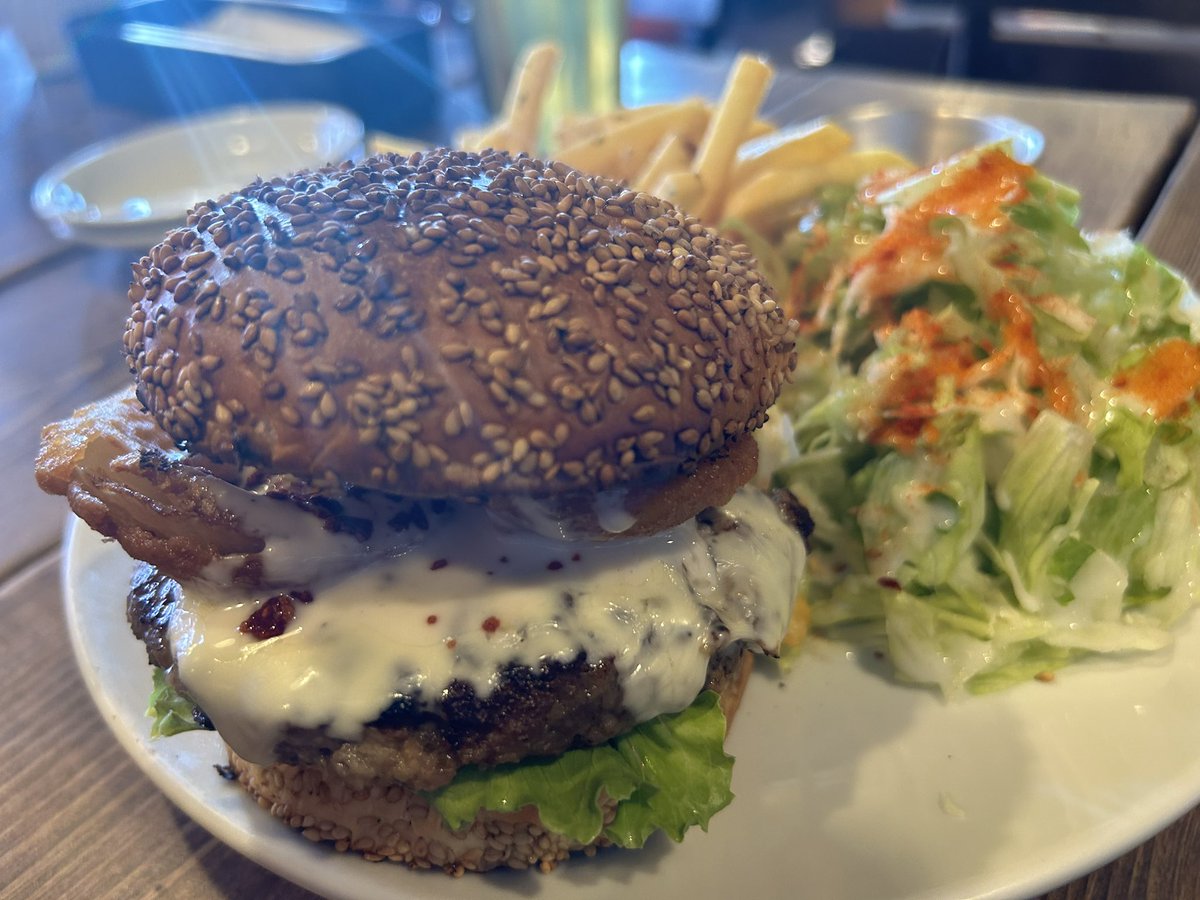 KAIPERIA_rikyu's tweet photo. 本日の昼ごはん!
最近お腹の調子が悪かったので
今日は目一杯食べた‼️
ソーセージは🌿🍋でさっぱり
ハンバーガーは間に入った🧅リングの甘みと🥩の旨み、🍅ケチャップの酸味で控えめに言って最高😃
(カレーは嫁のやつ)
#カレー #大阪グルメ #ハンバーガー #sunnysidecafe #ソーセージ #cafe巡り https://t.co/Lw3WY2r83Z