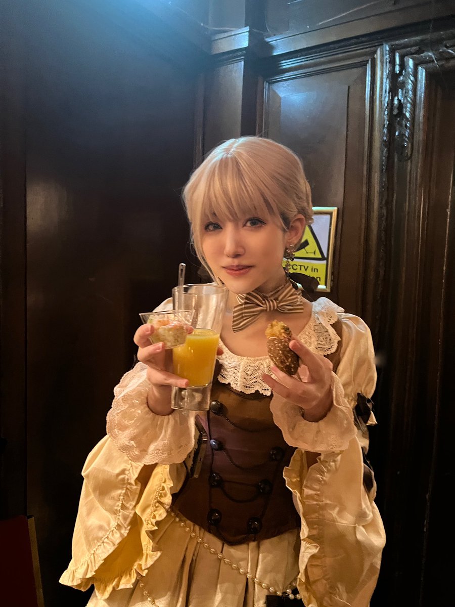 AkabaneAnna's tweet photo. 谁来学校舞会光顾着吃饭啊！
偷瞄→潜入→满载而归！

大三了，第一次也是最后一次参加UCL的Christmas Ball，喝不来酒，把酒票全送人了，偷溜进后台吃小食（其实get permission了！ https://t.co/Ps3OqOPNou