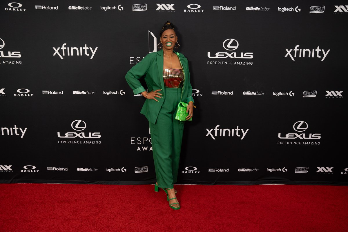 How iconic is this green pantsuit from @GloZell? 🤩 #EsportsAwards2023