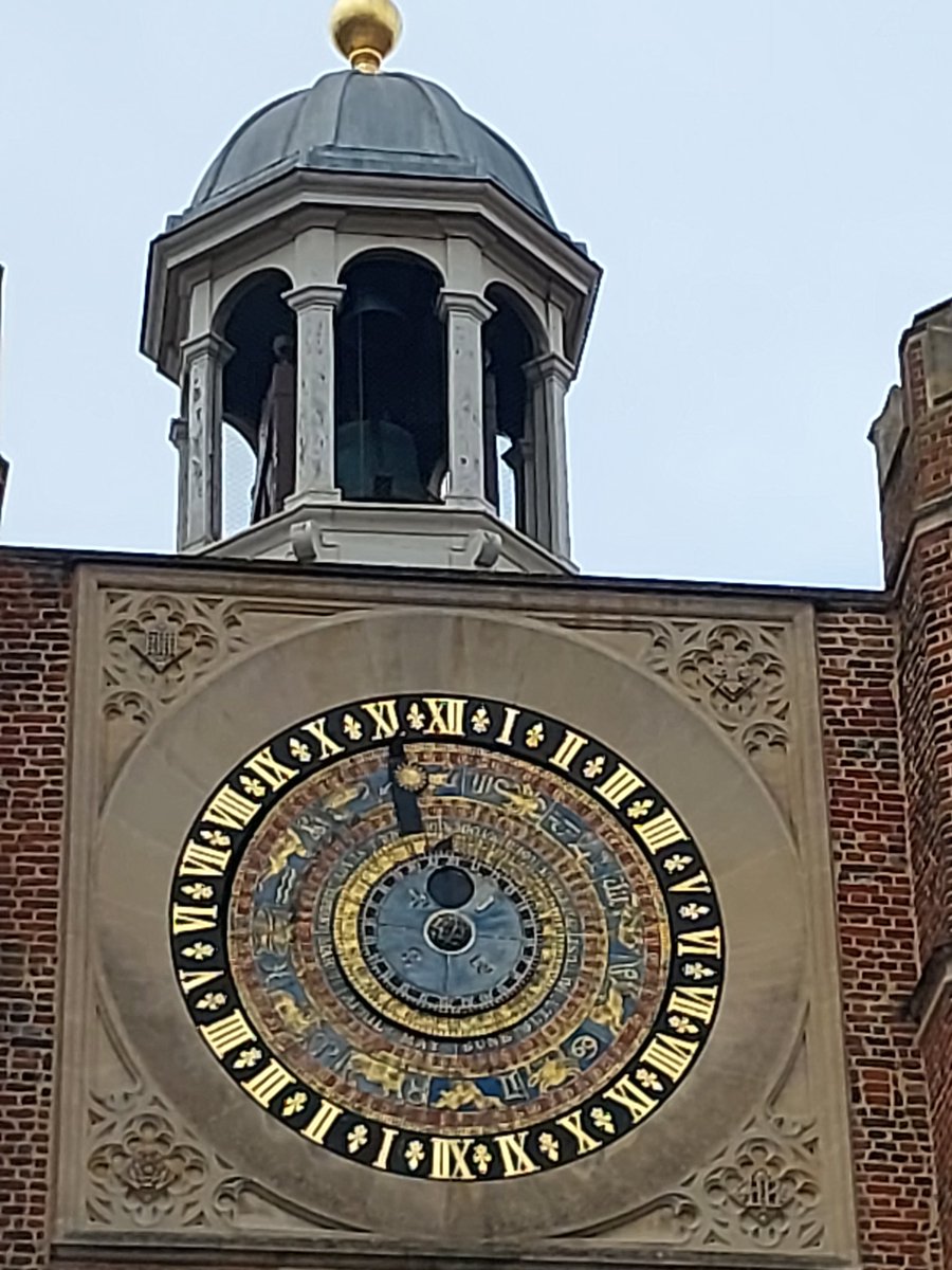 c_dolman's tweet photo. Lovely but cold day at Hampton Court Palace, very festive and beautiful gardens. https://t.co/2KXJ619Ffo