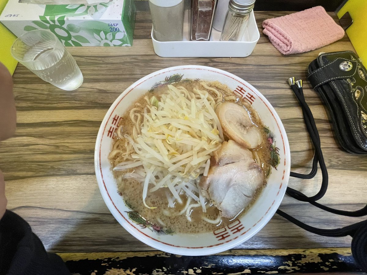 LIVEの前に腹ごしらえ
うどん県って事で麺が太麺でモチモチなんかなぁ〜
これで中やねんけどメチャクチャ腹一杯　
並にしとけばよかった💦
#ダントツラーメン
