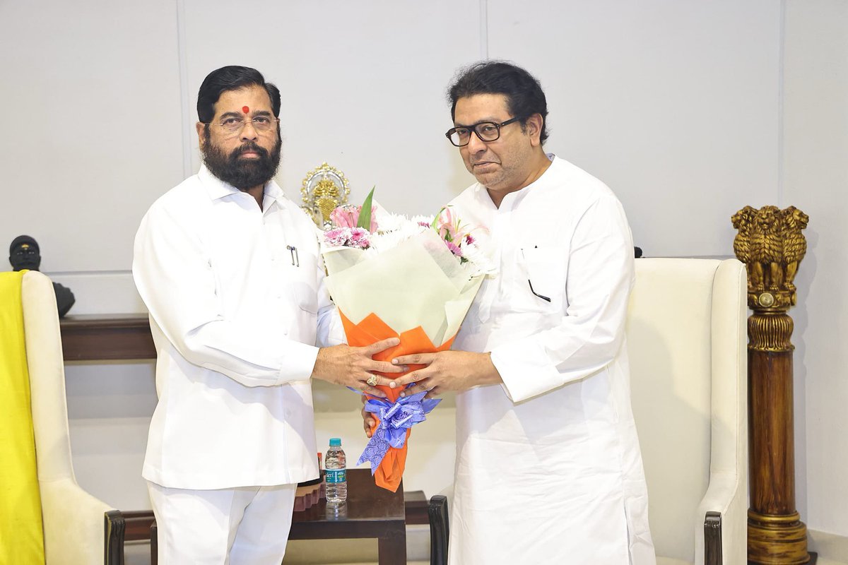 mieknathshinde's tweet photo. महाराष्ट्र नवनिर्माण सेनेचे अध्यक्ष राज ठाकरे यांनी आज वर्षा या निवासस्थानी येऊन माझी भेट घेतली.   

या भेटीत राज्यातील टोल नाक्यांचा प्रश्न आणि दुकानांवरील मराठी पाट्या लावण्याबाबत सर्वोच्च न्यायालयाने दिलेल्या निर्णयाची अंमलबजावणी आणि दंडात्मक कारवाईबाबत प्रामुख्याने चर्चा करण्यात आली.
 
या भेटीवेळी मनसे आमदार राजू पाटील उपस्थित होते.

#RajThackeray 

@RajThackeray