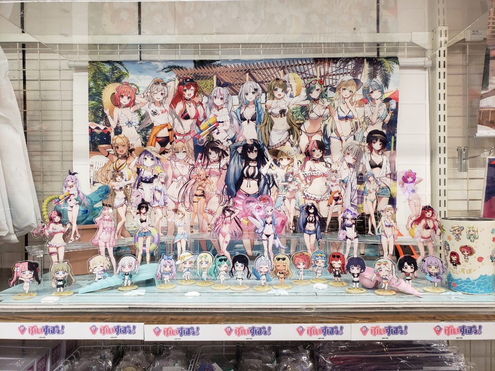 Kotobukiya_akb's tweet photo. 【秋葉原館1階】
#ぶいすぽ コトブキヤショップ💥🔫
新商品情報：『ぶいすぽっ！夏コミ2023グッズ』

▼コミックマーケット102にて販売していた
『ぶいすぽっ！夏コミグッズ2023』が入荷しました🌊🏄‍♂️
ぶいすぽっ！の夏はまだ終わらない‼️
是非、お越しください🍧🏖️ https://t.co/SSByp4EeBS