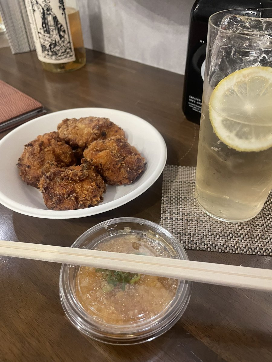 辛唐揚げと岩井ハイボール！最高〜　
出張唐揚げ美味すぎだし、ハイボールも氷、レモンもこだわっていて至福😆