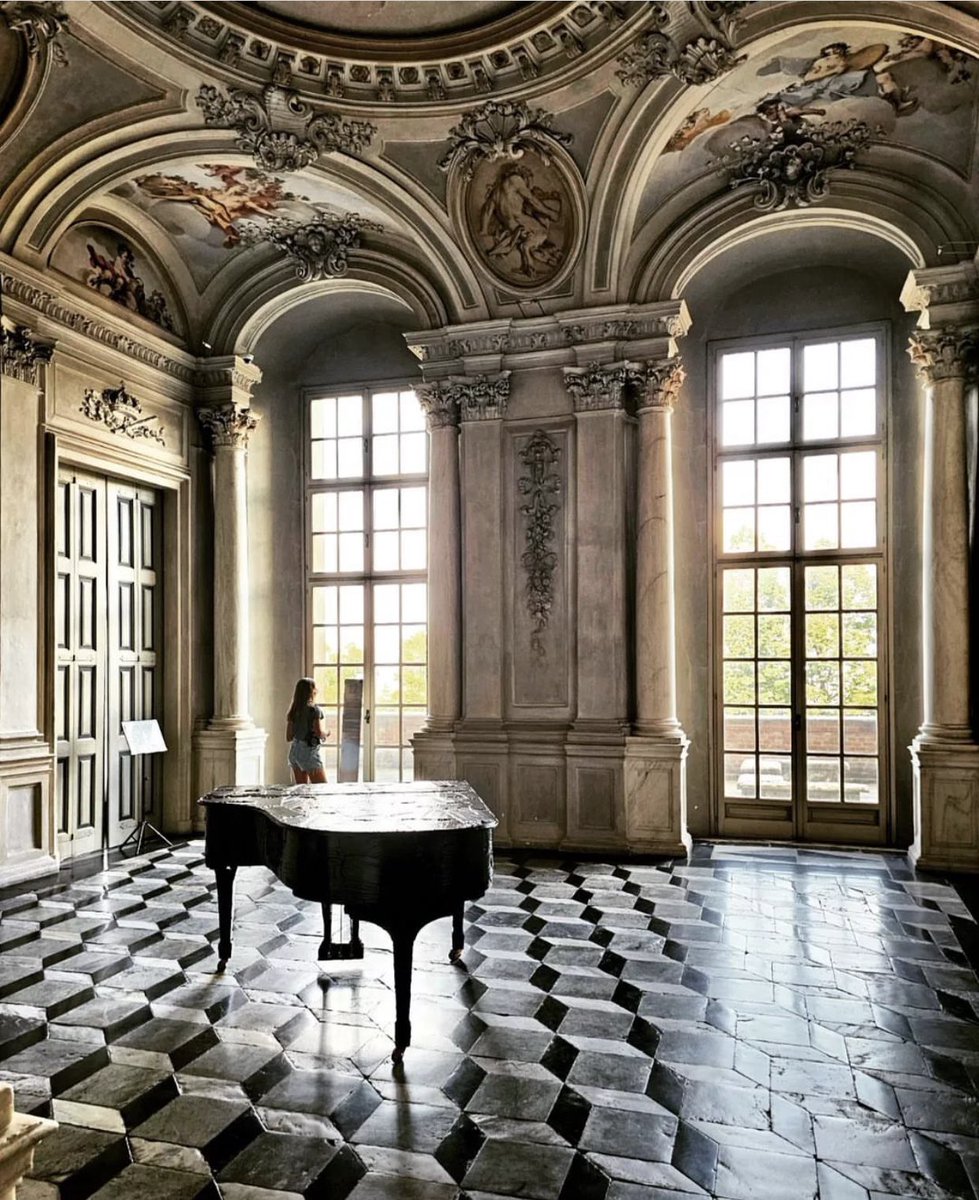 rivolicast's tweet photo. #ilmuseocomelovedetevoi
La Sala di Bacco e Arianna, il piccolo atrio, dove #Juvarra crea una narrazione simbolica dedicata a mettere in evidenza la figura del primo re sabaudo, Vittorio Amedeo II.
L’opera di Bertrand #Lavier, @SteinwayAndSons 📸 @ig_piemonte 🙏🏿 https://t.co/k9ZT7eJ0bJ