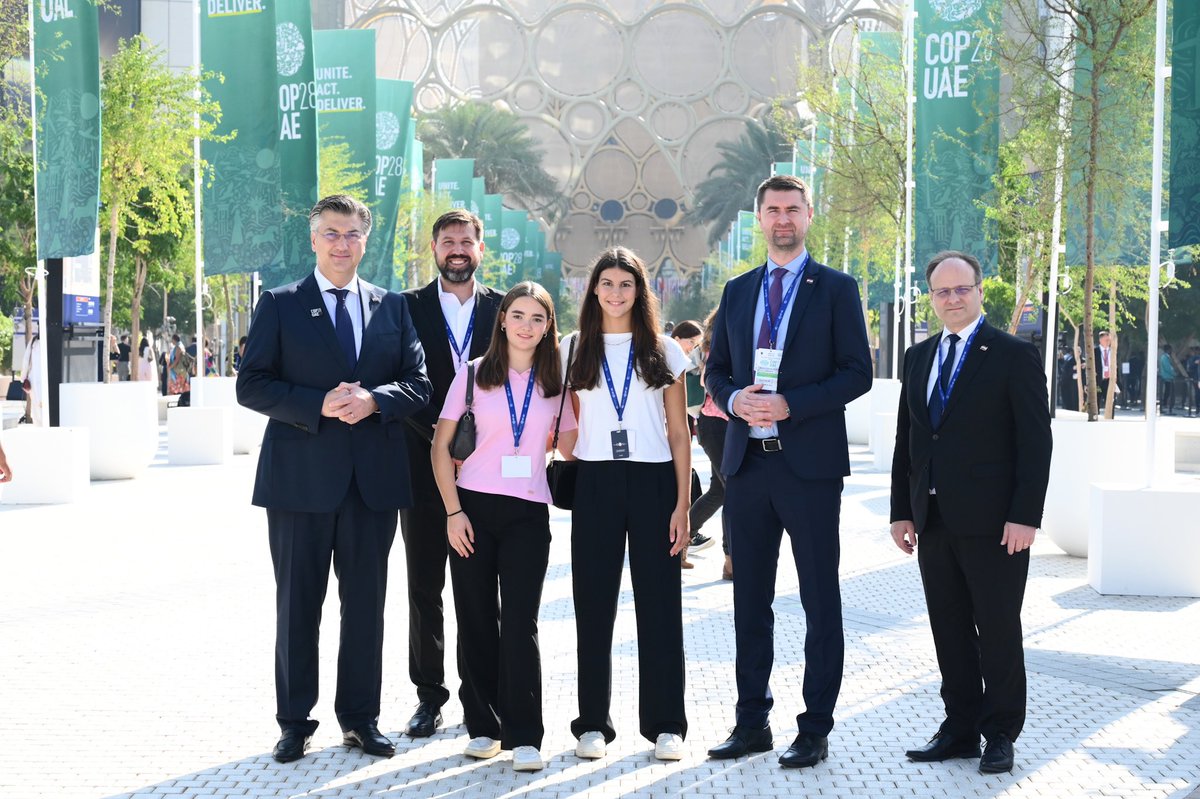 Čestitamo učenicama iz Split International School u Dugopolju, koje su u Dubaiju osvojile 3. mjesto na Zayed Sustainability Prize međunarodnom natječaju o održivosti, u kategoriji Europe i Centralne Azije. Mladi su glavni predvodnici borbe protiv klimatskih promjena! @COP28_UAE