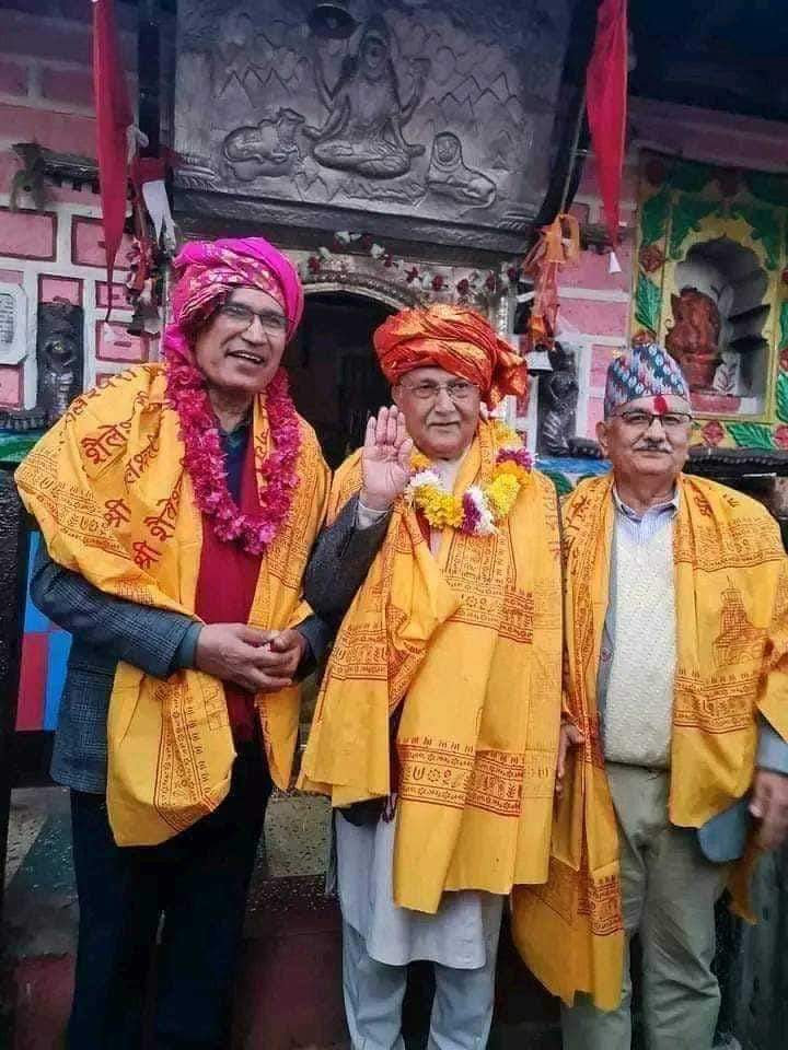 राप्रपालाई धर्मको नाममा राजनीति गर्यो,समाजमा धर्मान्धता बढायो भनेर आरोप लगाउने होलिवाईनका अनुयायीहरु!प्रहरीको युनिफर्म लगाएर गाउँ डकैती गर्ने हिन्दी सिनेमाको दृश्य जस्तै लागेन?