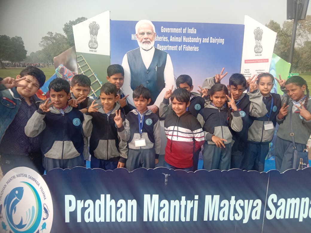 FisheriesGoI's tweet image. Creating memories at India Gate! 

School kids capturing unforgettable moments at the selfie point of the Department of Fisheries. 

Visit and snap your memorable selfie today! #IndiaGate #Memories #SelfiePoint #PMMSY