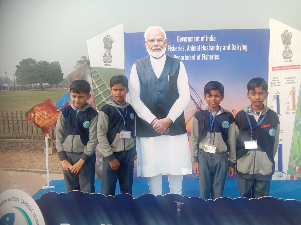 FisheriesGoI's tweet image. Creating memories at India Gate! 

School kids capturing unforgettable moments at the selfie point of the Department of Fisheries. 

Visit and snap your memorable selfie today! #IndiaGate #Memories #SelfiePoint #PMMSY