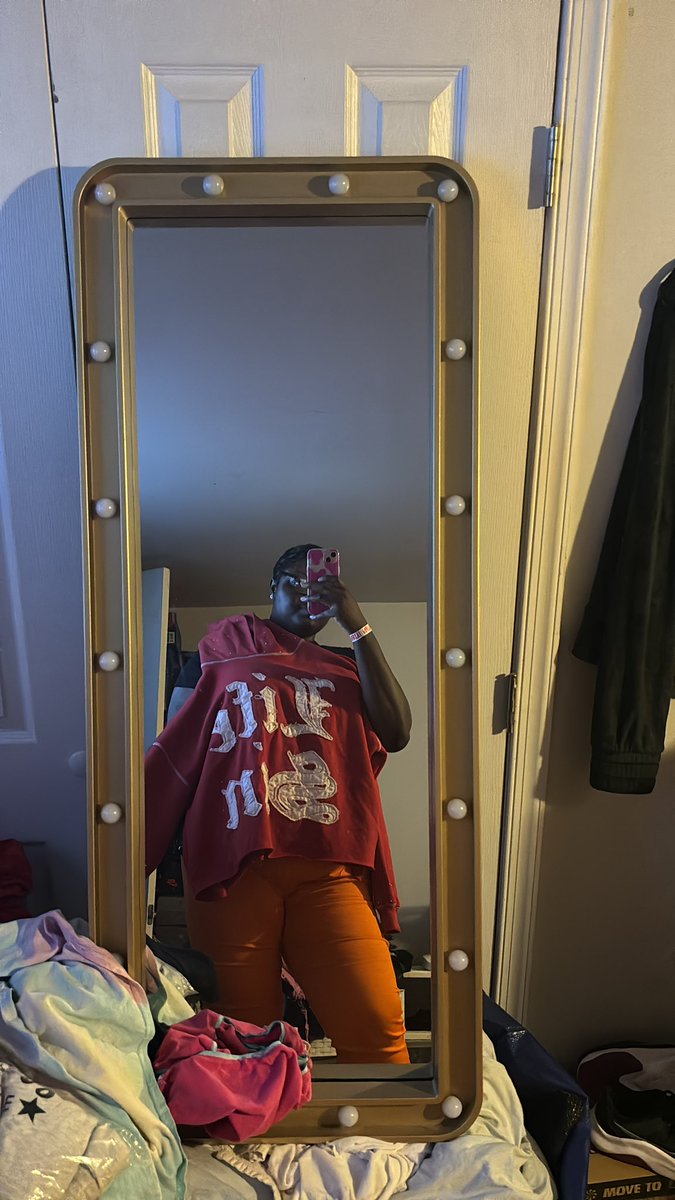 NiahMinajj's tweet photo. When you catch @BlacYoungstaFB hoodie🫶🏾🩷😩 #cmgtour https://t.co/mGPSVOVgM2