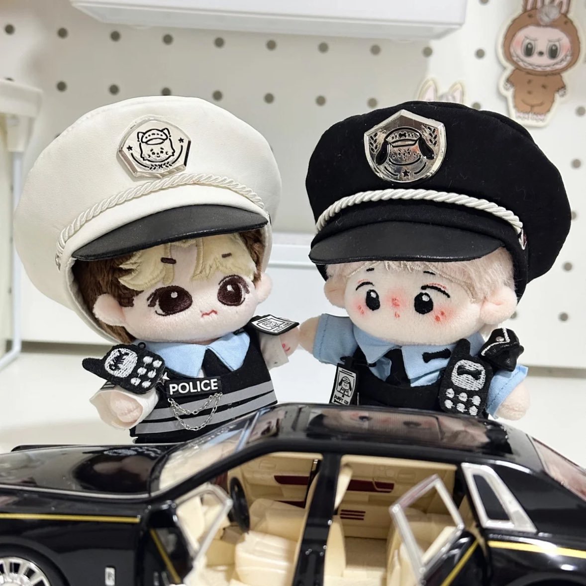 RiRisomsom's tweet photo. 10cm &amp; 15cm 강아지 경찰관 &amp; 고양이 경찰관 입금폼 (~12.15 / 연장 가능)

제가 옷장주님께 열심히 10cm 미남솜룩 만들어달라고 요청한 보람이 있는 경찰관 옷입니다 ^_^)9

- 24년 3~4월 출하 예정
- 합배송은 최대 6벌까지 권장
- 합배송은 인용알��로 구해주세요.

https://t.co/S8tScU4iIV https://t.co/iyWBhewkHP