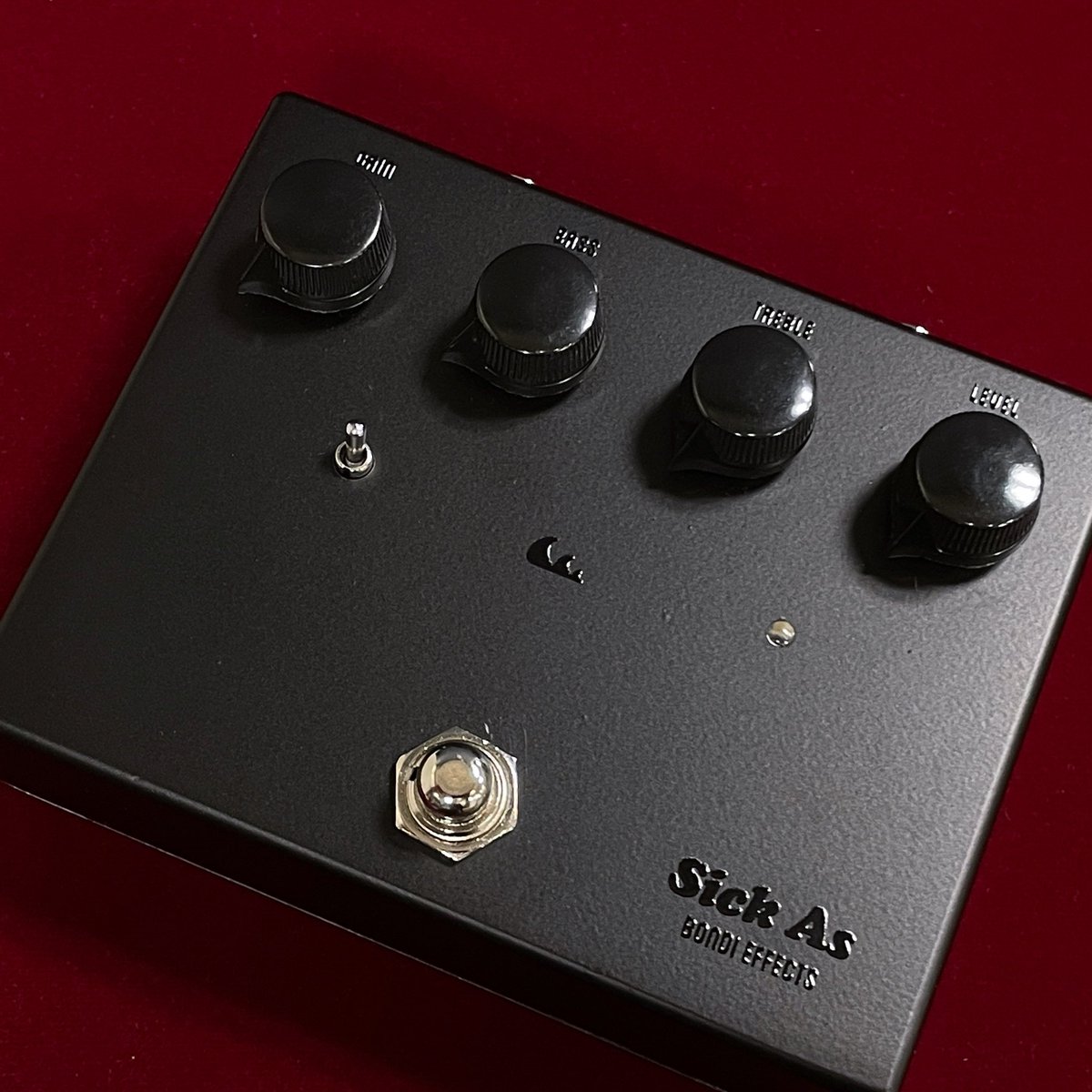 ROCKINN_namba's tweet photo. 【#ロックイン難波】国内在庫僅少！「#BONDIEFFECTS」人気ペダルの限定バージョン"Sick As Overdrive Blackout"が1台のみ確保できました！ケンタウルス系と言えますが歪みの質感や2EQの仕様が扱いやすく秀逸な現代の傑作品★気になる方は売り切れる前にお早めのご検討を！→https://t.co/NNEfoE0pcf https://t.co/47kZZEYVTq