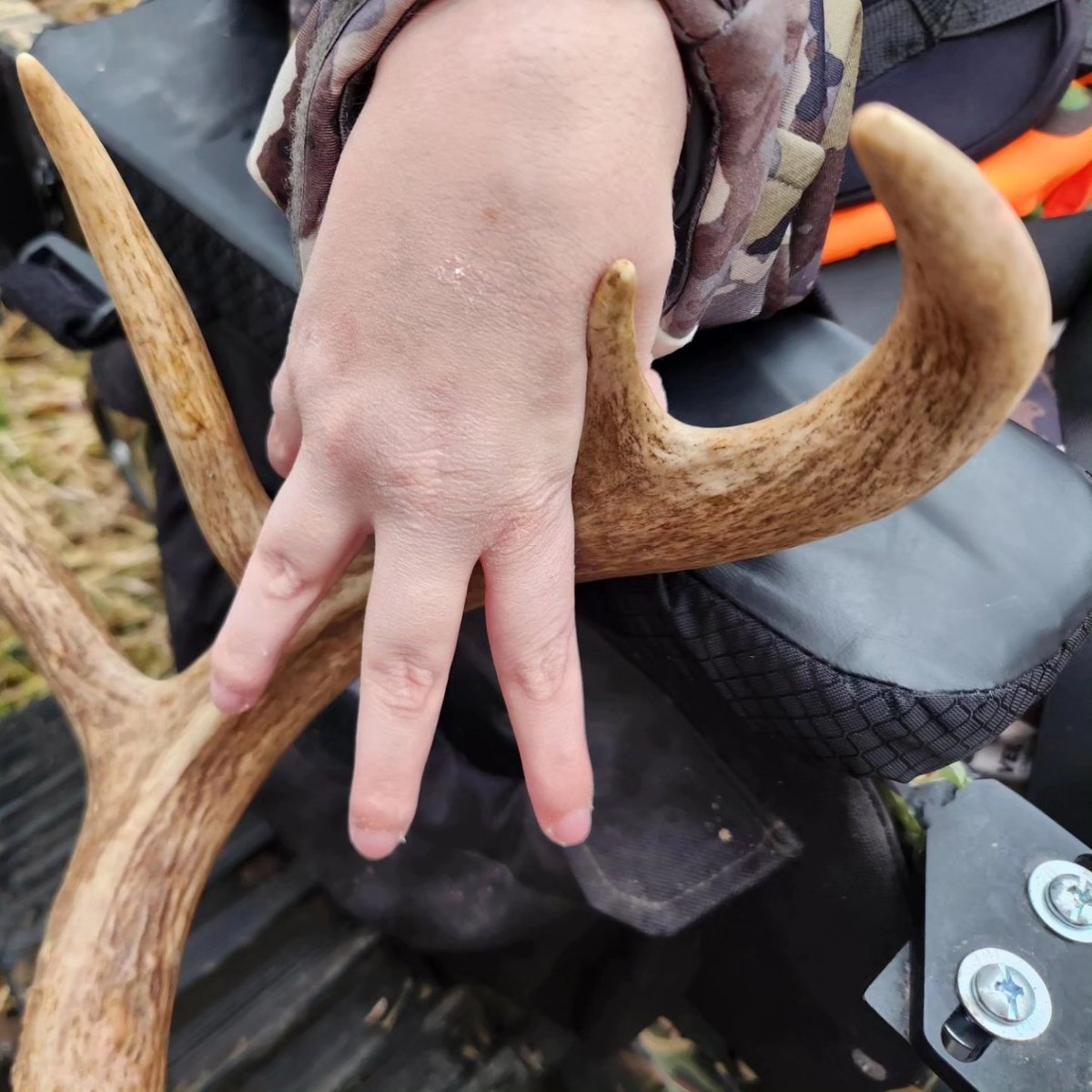 burnside4141's tweet photo. Kenzi and team got it done yesterday morning. 5x6 w/2 kickers; he made the mistake of establishing a pattern for 2+ months. Myself aiming and mom helping Kenzi w/vacuum air actuator to fire the rifle. #hunting #deerhunting #deer #deerseason #kowgirlkenzi #disabled #oklahoma #okie https://t.co/VELFC4qql1